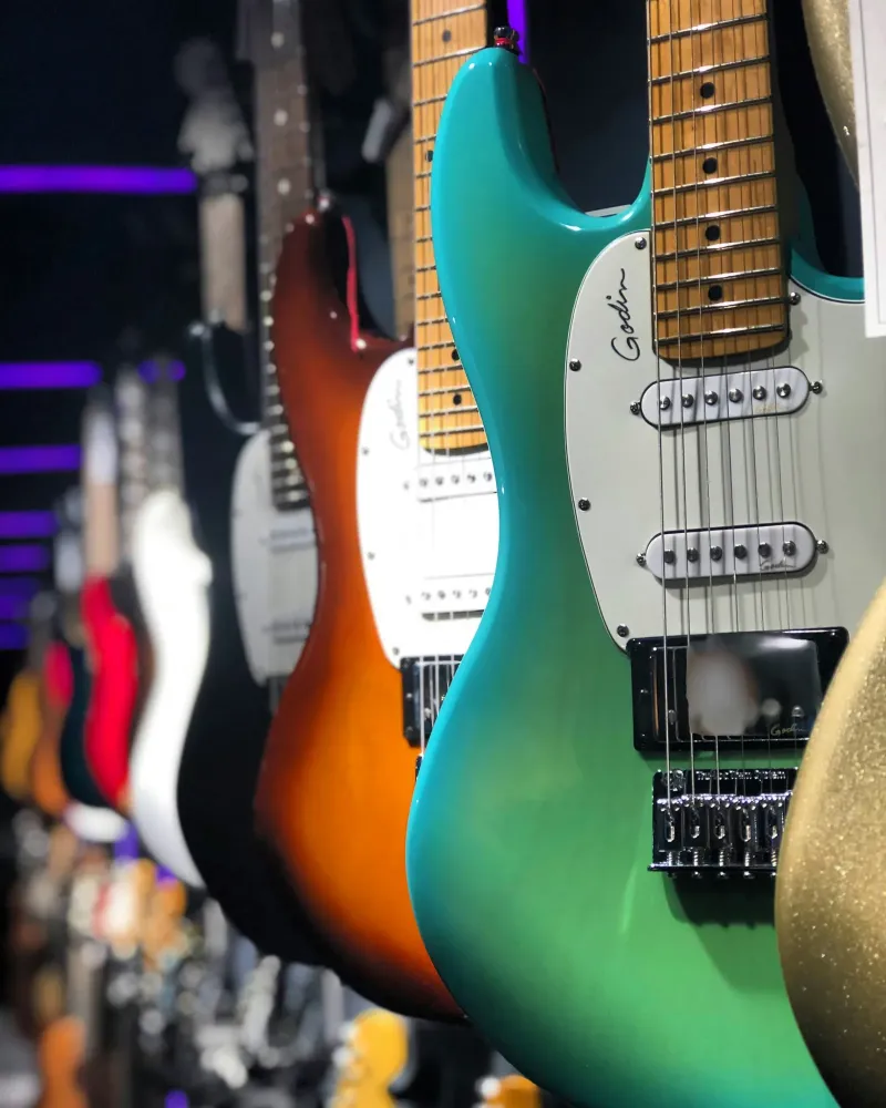 guitares suspendues